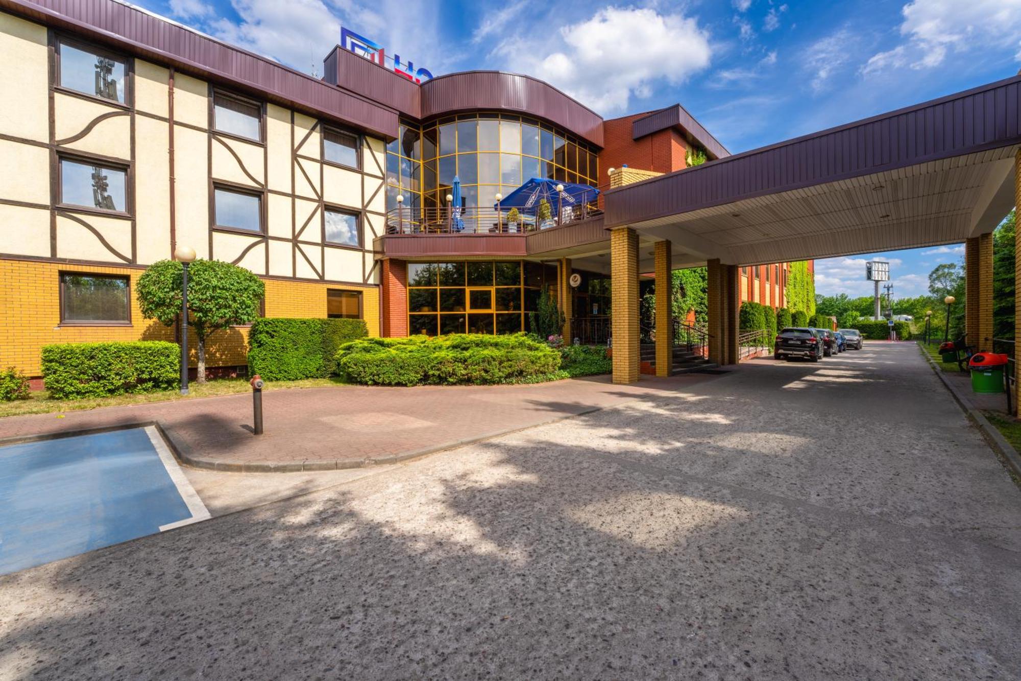 Hotel 500 Тарново-Подґурне Екстер'єр фото